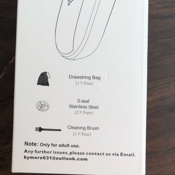 New in box fabric shaver - Picture 3 of 3